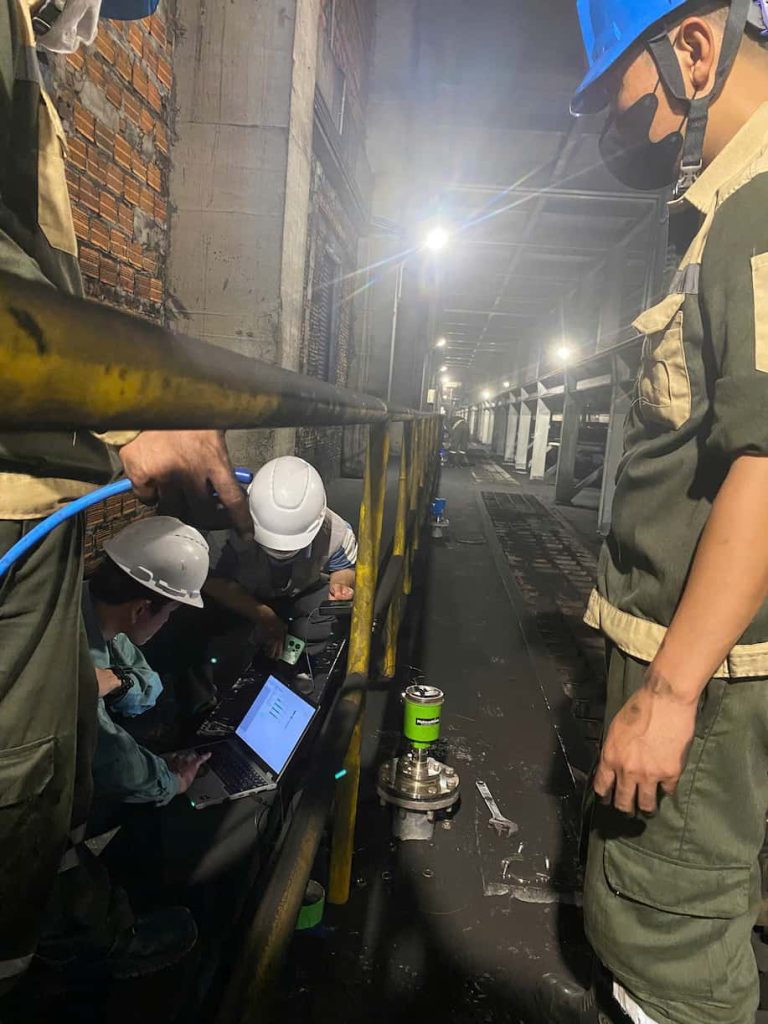 Kỹ sư AUMI kiểm tra thiết bị đo mức tại khu vực lò Coke Hòa Phát