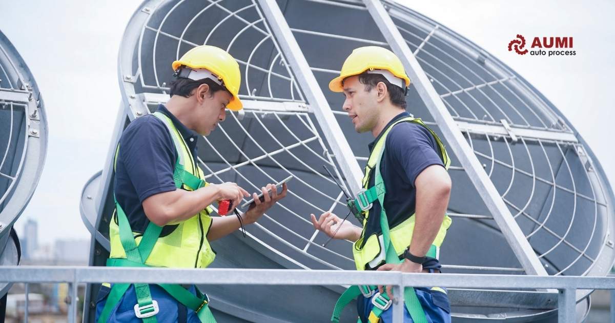 Kỹ sư giám sát máy móc bằng máy tính bảng