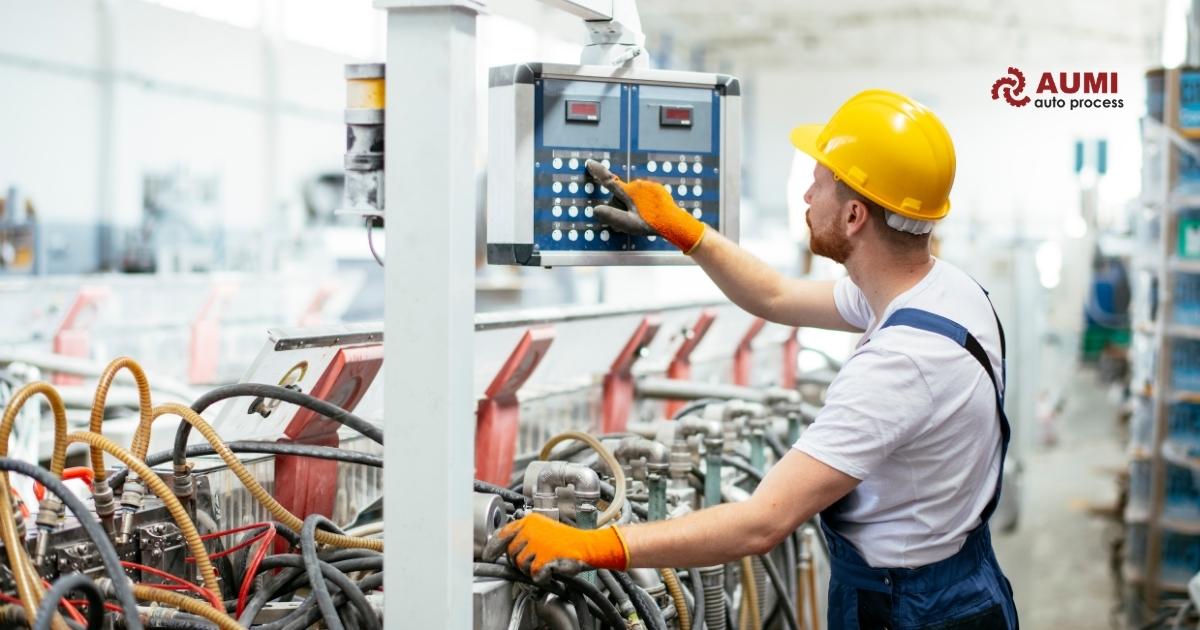 Kỹ thuật viên kiểm tra thiết bị trong nhà máy 